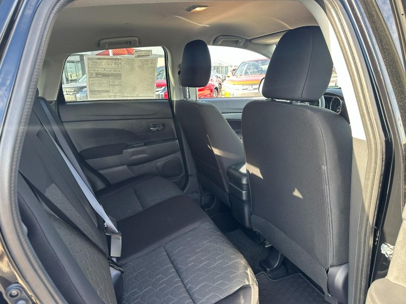 Mitsubishi Outlander Sport Vehicle Full-screen Gallery Image 4