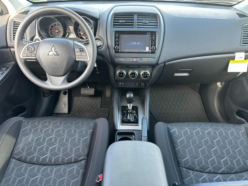 Mitsubishi Outlander Sport Vehicle Full-screen Gallery Image 5