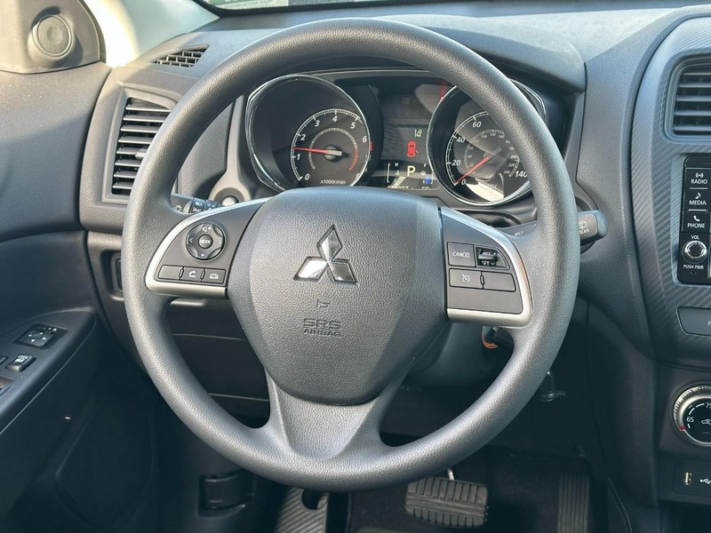 Mitsubishi Outlander Sport Vehicle Full-screen Gallery Image 6