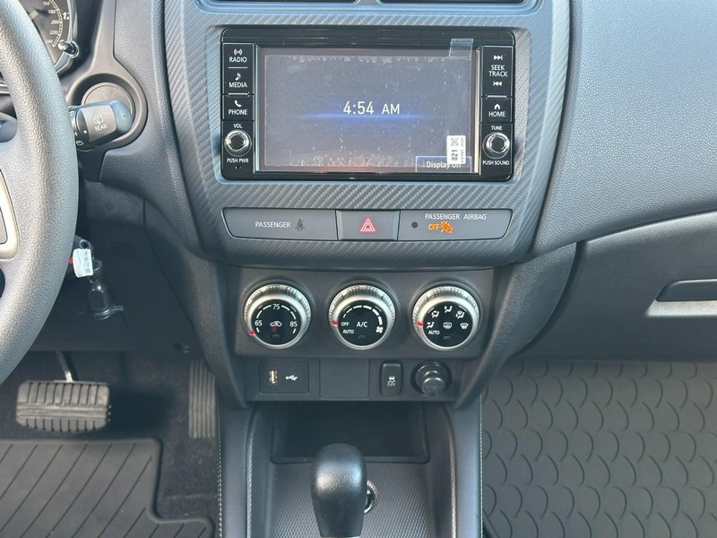 Mitsubishi Outlander Sport Vehicle Full-screen Gallery Image 7