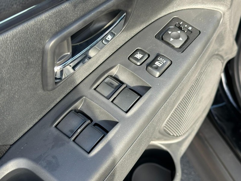 Mitsubishi Outlander Sport Vehicle Full-screen Gallery Image 9