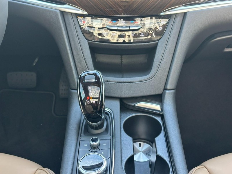 Cadillac XT6 Vehicle Full-screen Gallery Image 9