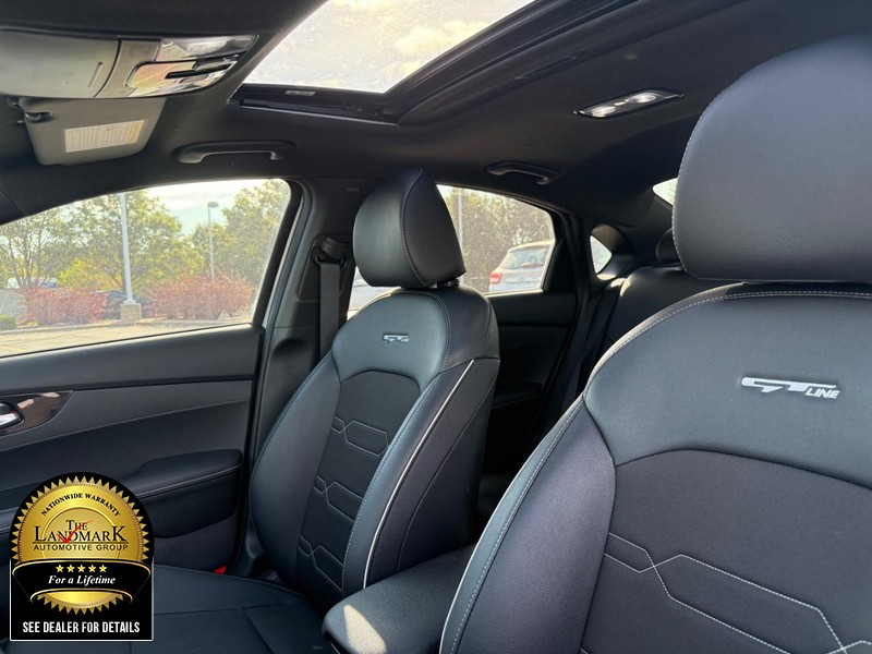 Kia Forte Vehicle Full-screen Gallery Image 9