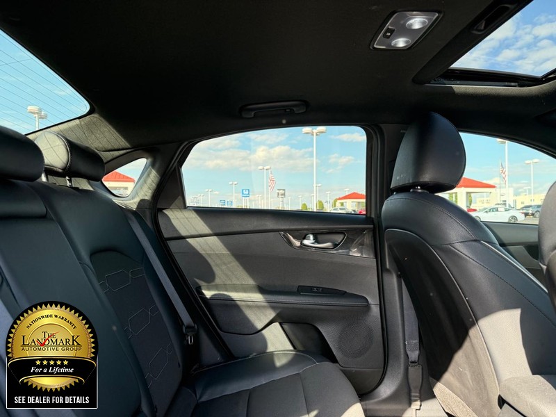 Kia Forte Vehicle Full-screen Gallery Image 15