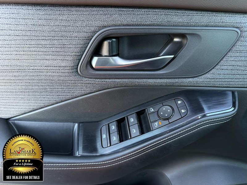 Nissan Rogue Vehicle Full-screen Gallery Image 8