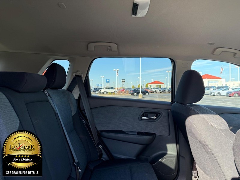 Nissan Rogue Vehicle Full-screen Gallery Image 14