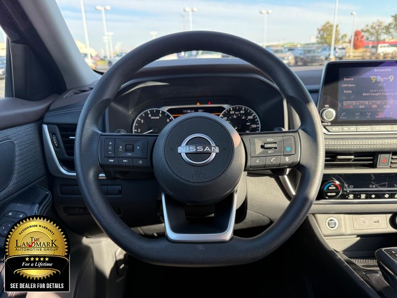 Nissan Rogue Vehicle Full-screen Gallery Image 16