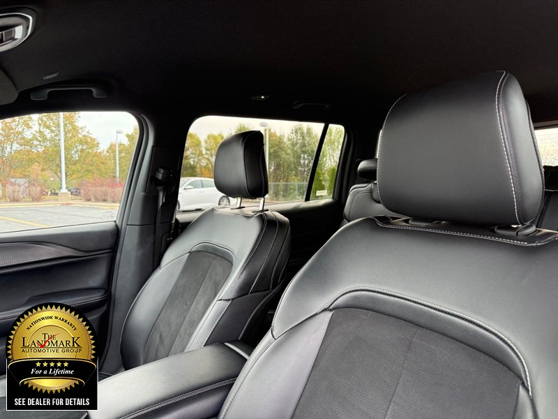 Jeep Grand Cherokee L Vehicle Full-screen Gallery Image 9