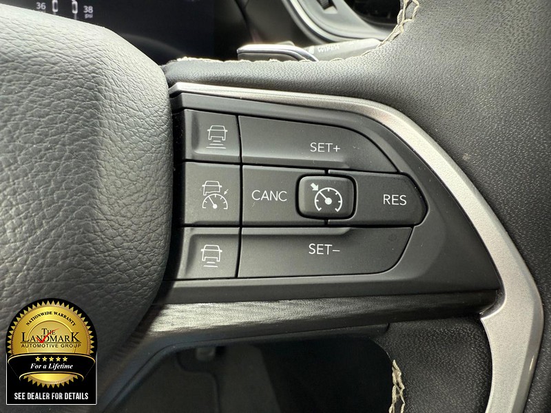 Jeep Grand Cherokee L Vehicle Full-screen Gallery Image 11