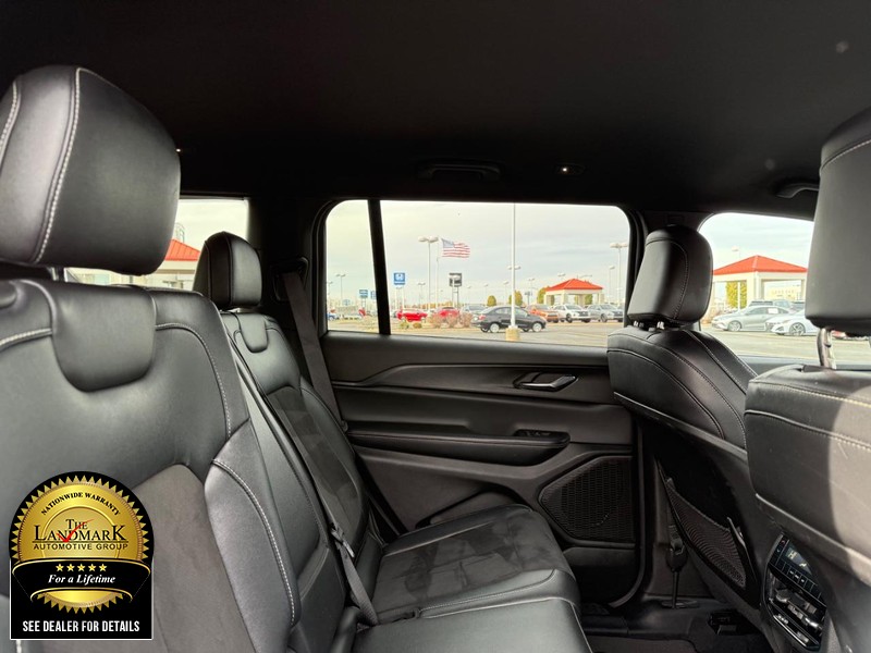 Jeep Grand Cherokee L Vehicle Full-screen Gallery Image 15