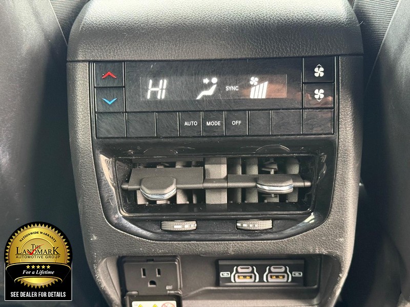 Jeep Grand Cherokee L Vehicle Full-screen Gallery Image 16