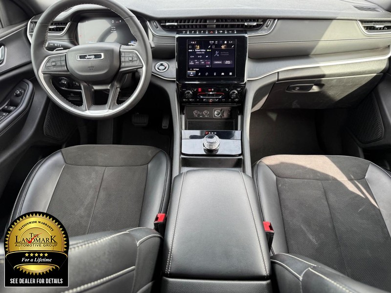 Jeep Grand Cherokee L Vehicle Full-screen Gallery Image 18