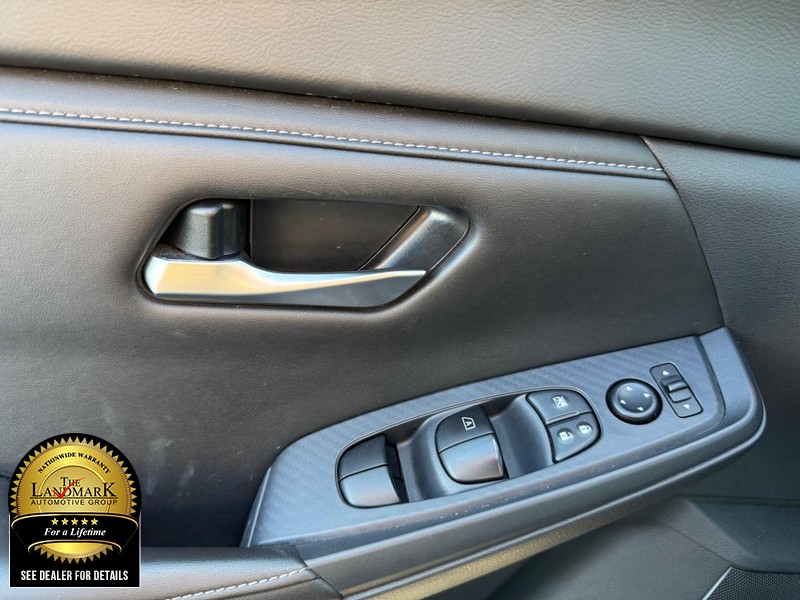 Nissan Sentra Vehicle Full-screen Gallery Image 8