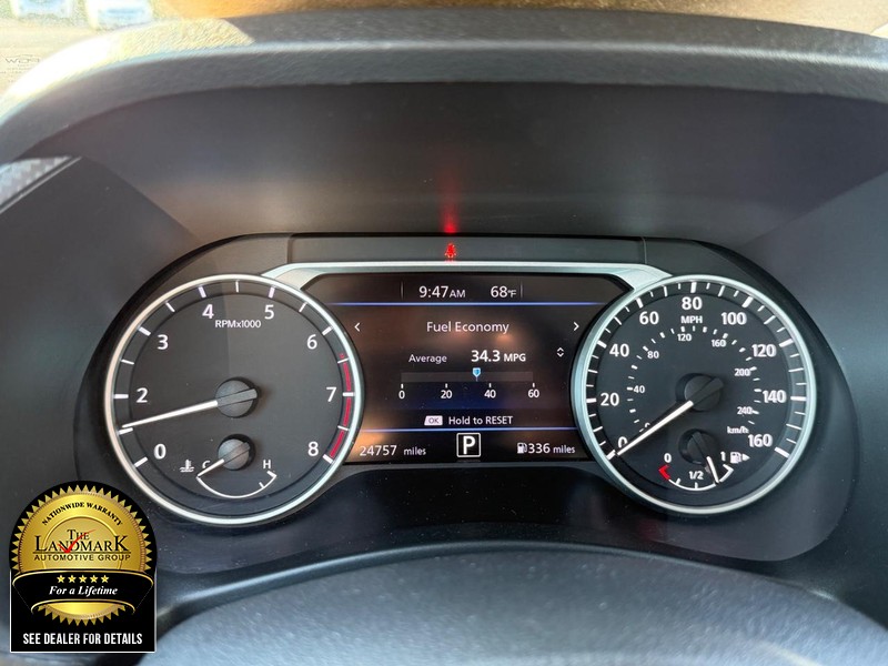 Nissan Sentra Vehicle Full-screen Gallery Image 12