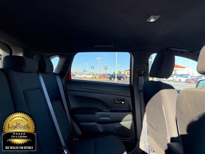 Mitsubishi Outlander Sport Vehicle Full-screen Gallery Image 15