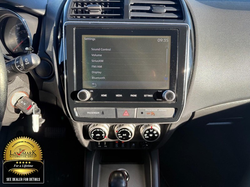 Mitsubishi Outlander Sport Vehicle Full-screen Gallery Image 18