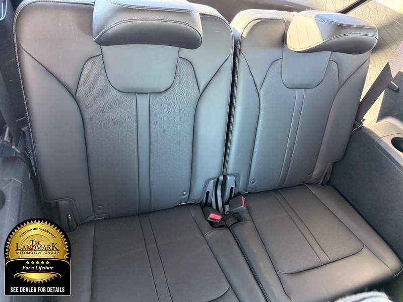 Kia Sorento Vehicle Full-screen Gallery Image 17