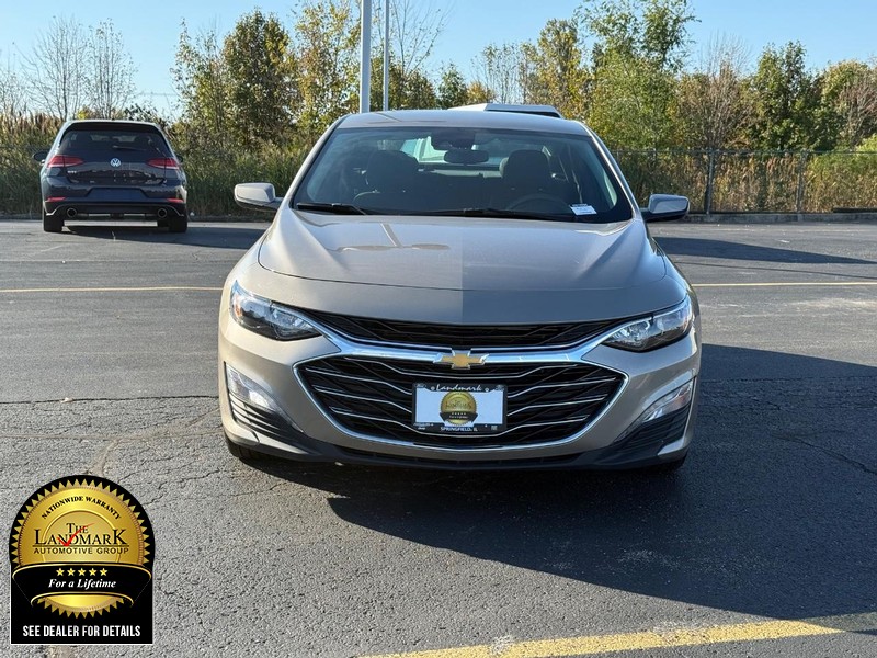 Chevrolet Malibu Vehicle Full-screen Gallery Image 4