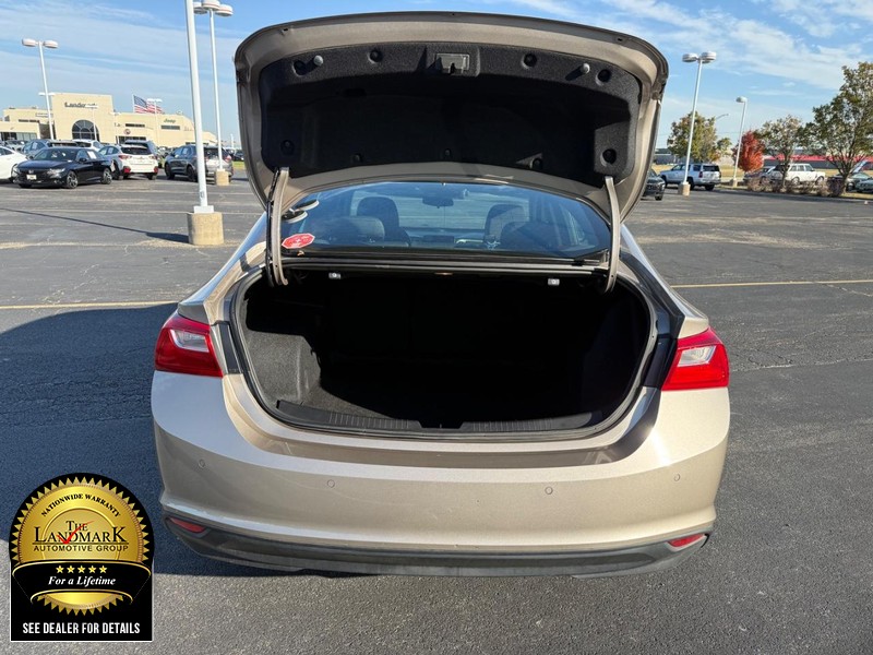Chevrolet Malibu Vehicle Full-screen Gallery Image 19