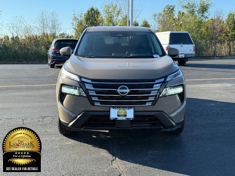 Nissan Rogue Vehicle Full-screen Gallery Image 4