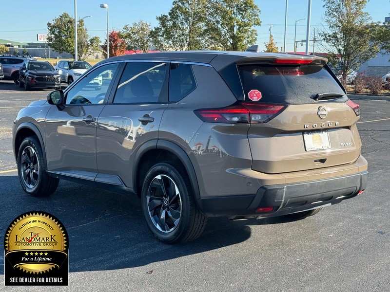 Nissan Rogue Vehicle Full-screen Gallery Image 6