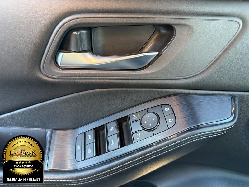 Nissan Rogue Vehicle Full-screen Gallery Image 8