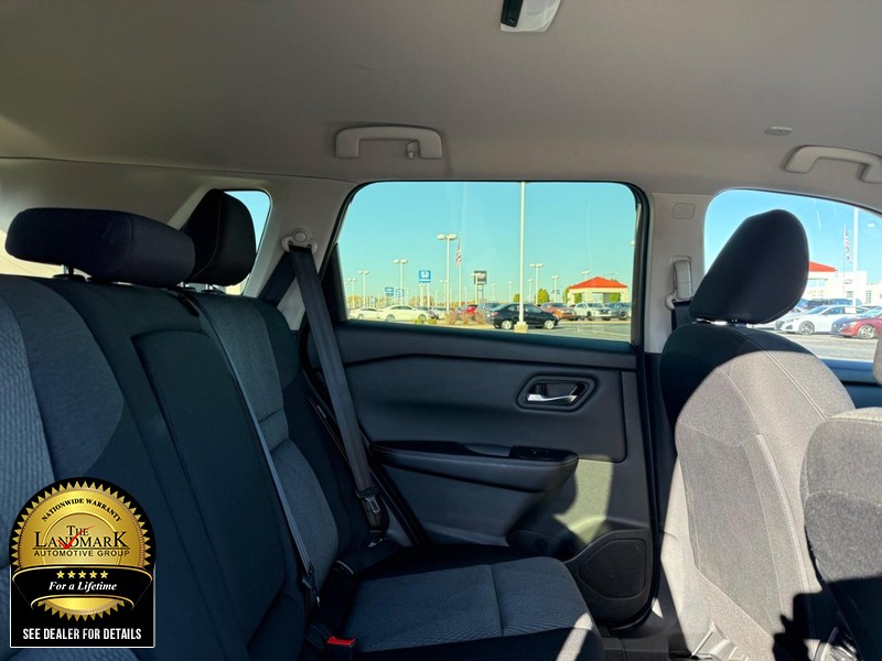 Nissan Rogue Vehicle Full-screen Gallery Image 14