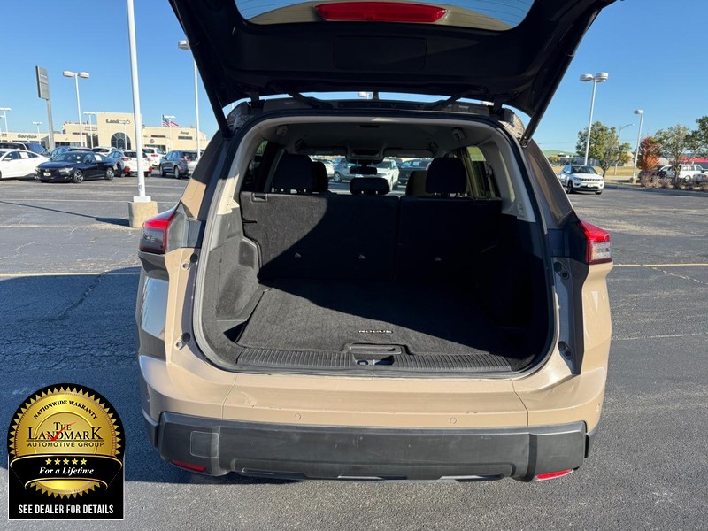 Nissan Rogue Vehicle Full-screen Gallery Image 18