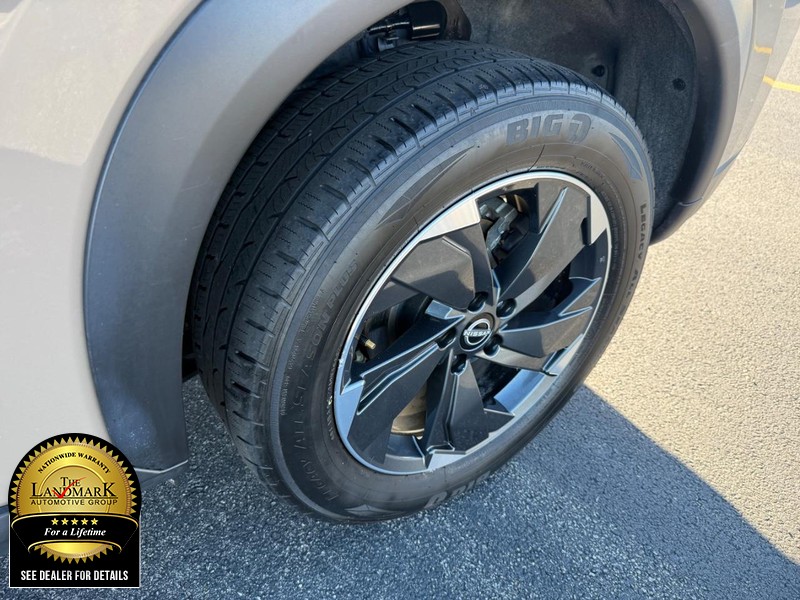 Nissan Rogue Vehicle Full-screen Gallery Image 19