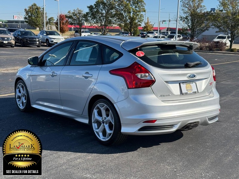 Ford Focus Vehicle Full-screen Gallery Image 6