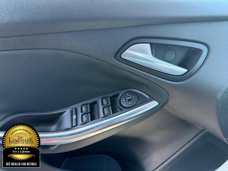 Ford Focus Vehicle Full-screen Gallery Image 8