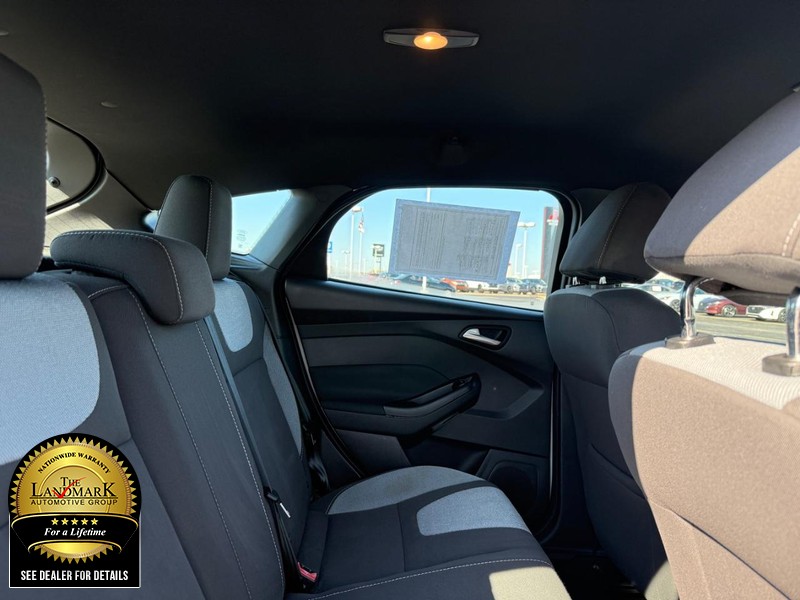 Ford Focus Vehicle Full-screen Gallery Image 10