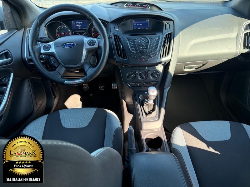 Ford Focus Vehicle Full-screen Gallery Image 11