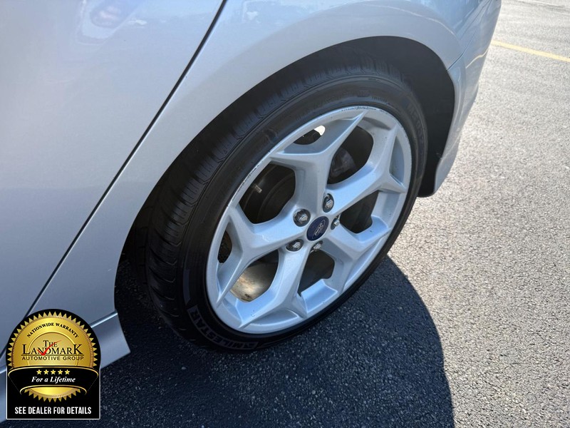 Ford Focus Vehicle Full-screen Gallery Image 15