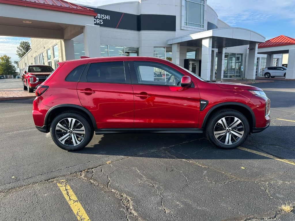 Mitsubishi Outlander Sport Vehicle Full-screen Gallery Image 2