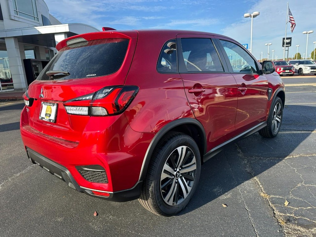 Mitsubishi Outlander Sport Vehicle Full-screen Gallery Image 3