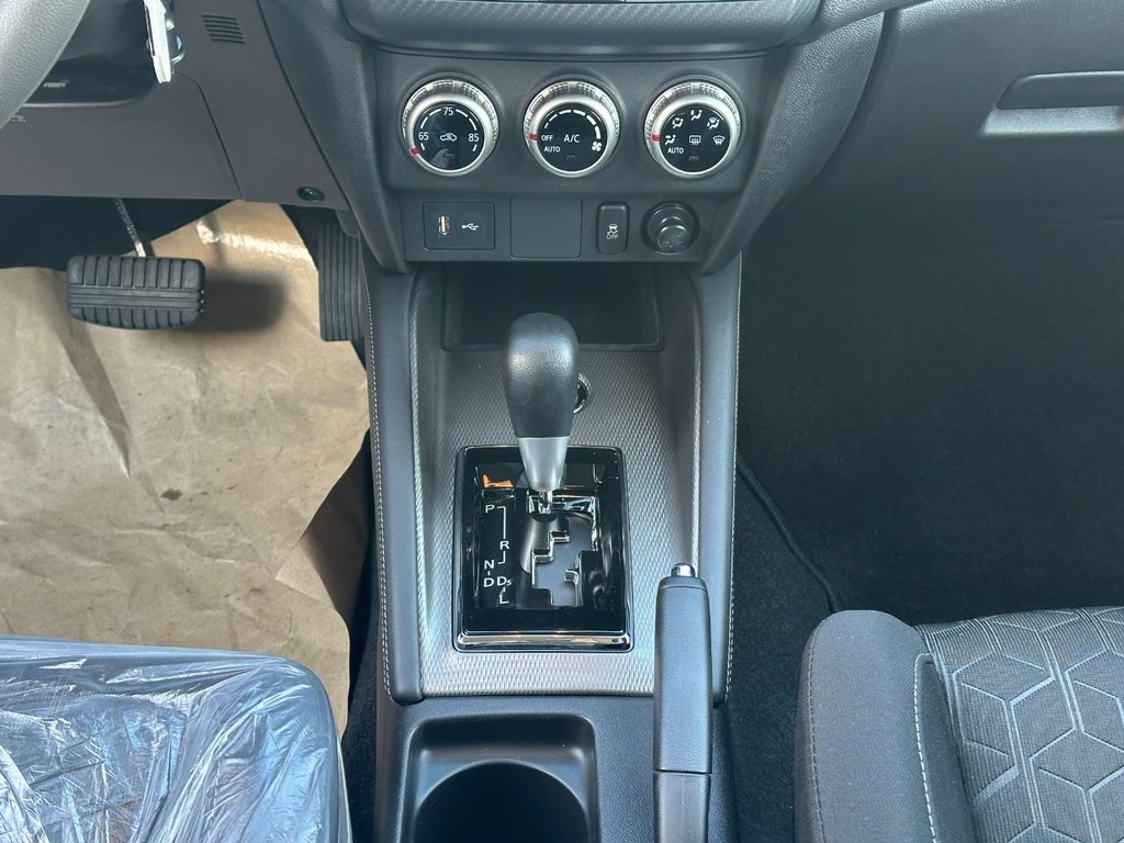 Mitsubishi Outlander Sport Vehicle Full-screen Gallery Image 8