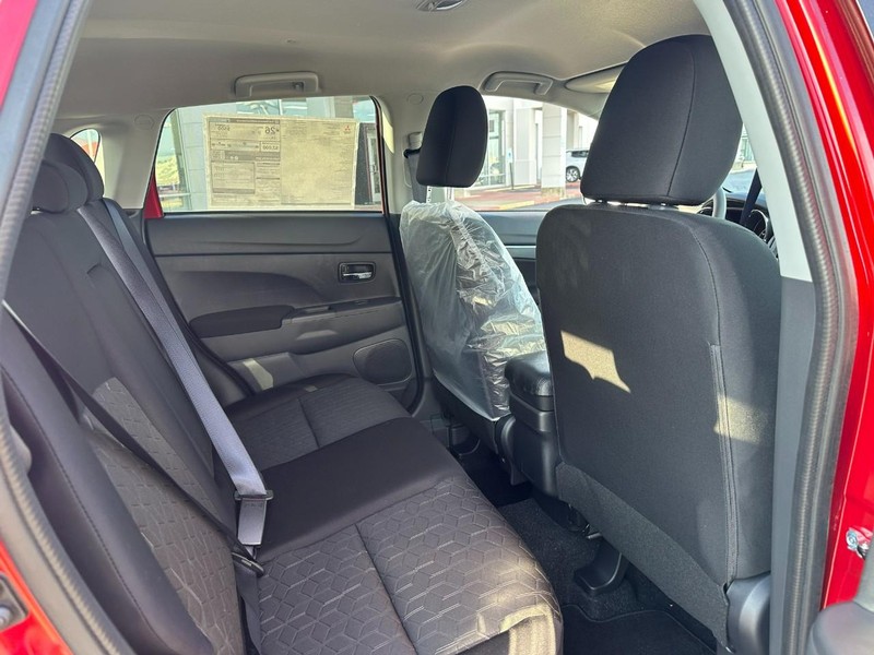 Mitsubishi Outlander Sport Vehicle Full-screen Gallery Image 4