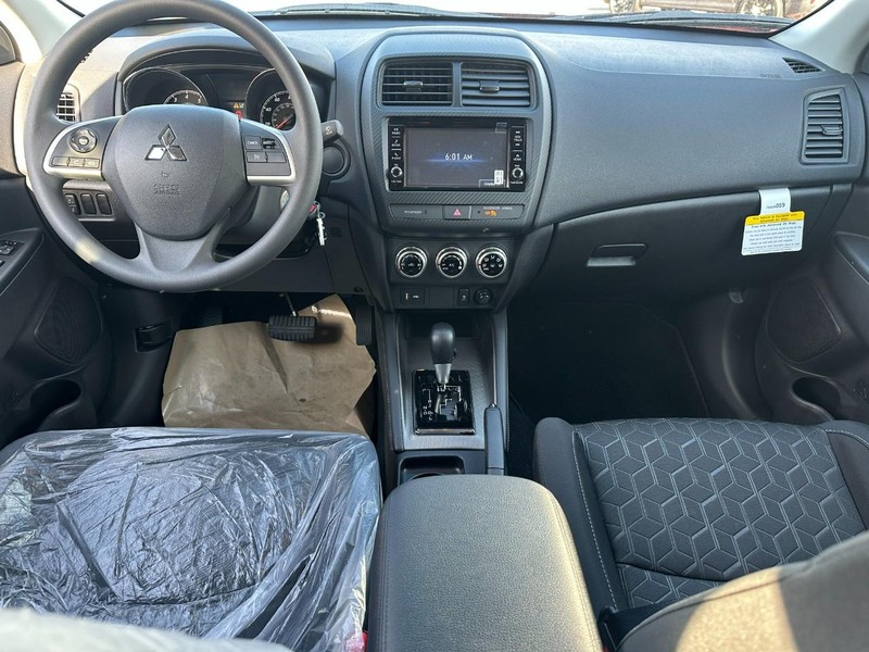 Mitsubishi Outlander Sport Vehicle Full-screen Gallery Image 5