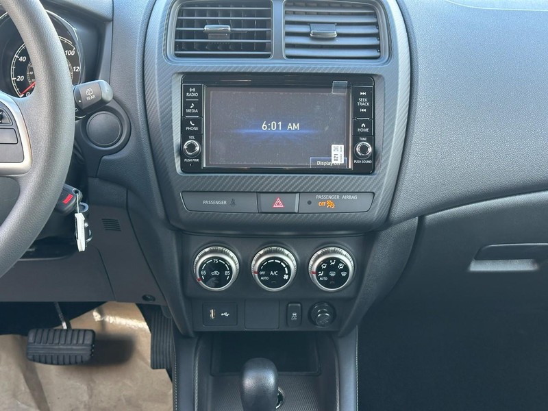 Mitsubishi Outlander Sport Vehicle Full-screen Gallery Image 7