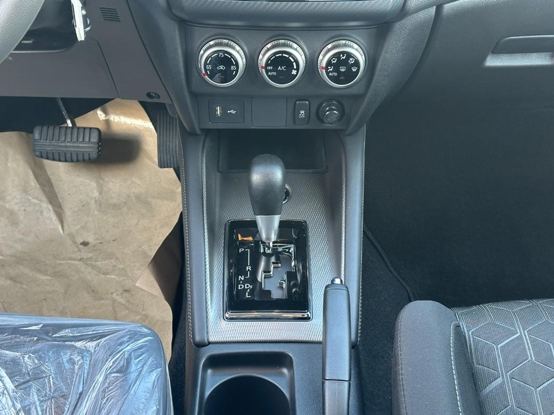 Mitsubishi Outlander Sport Vehicle Full-screen Gallery Image 8