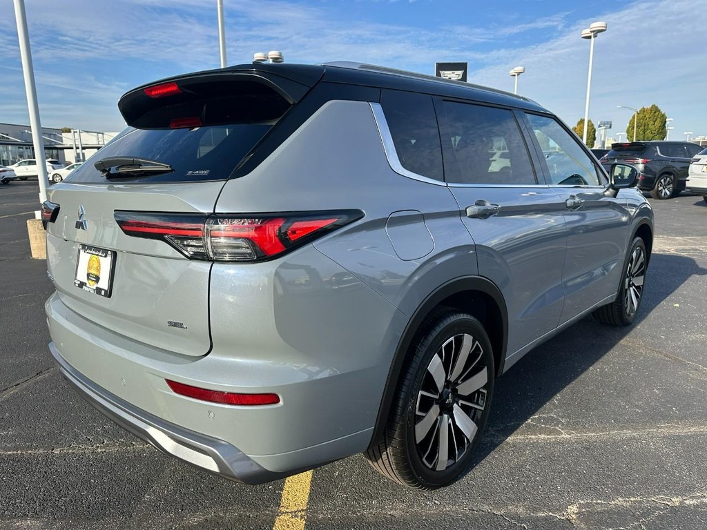 Mitsubishi Outlander Vehicle Full-screen Gallery Image 3