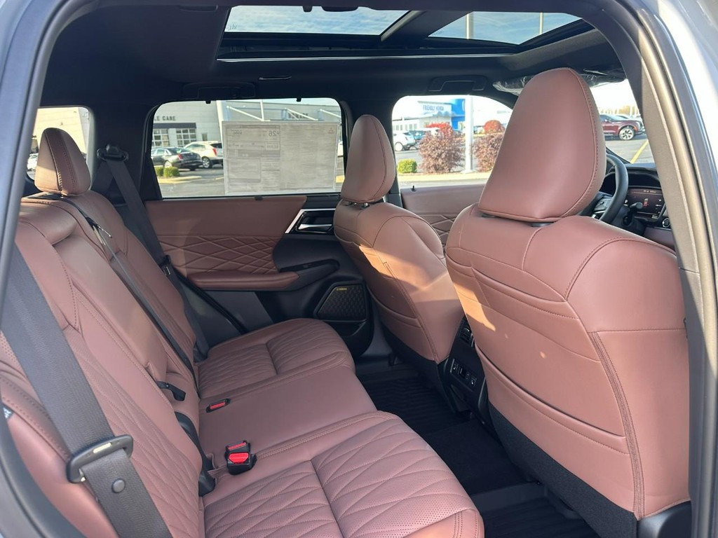 Mitsubishi Outlander Vehicle Full-screen Gallery Image 4