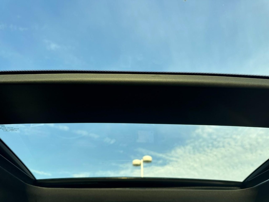 Mitsubishi Outlander Vehicle Full-screen Gallery Image 6