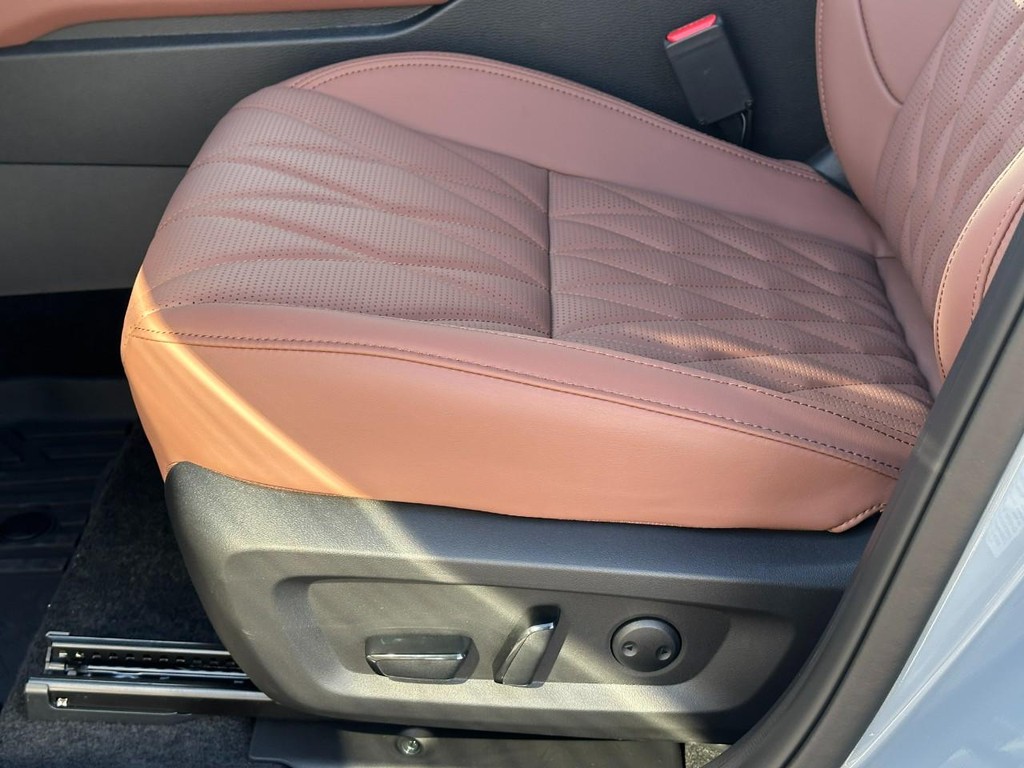 Mitsubishi Outlander Vehicle Full-screen Gallery Image 13