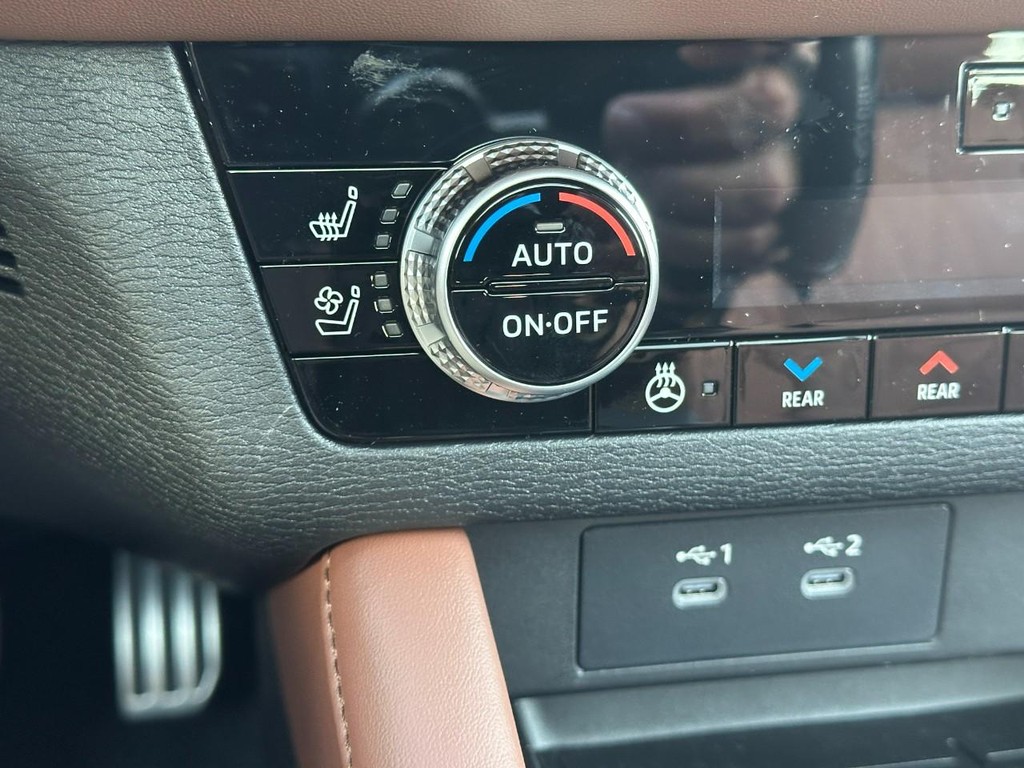 Mitsubishi Outlander Vehicle Full-screen Gallery Image 17