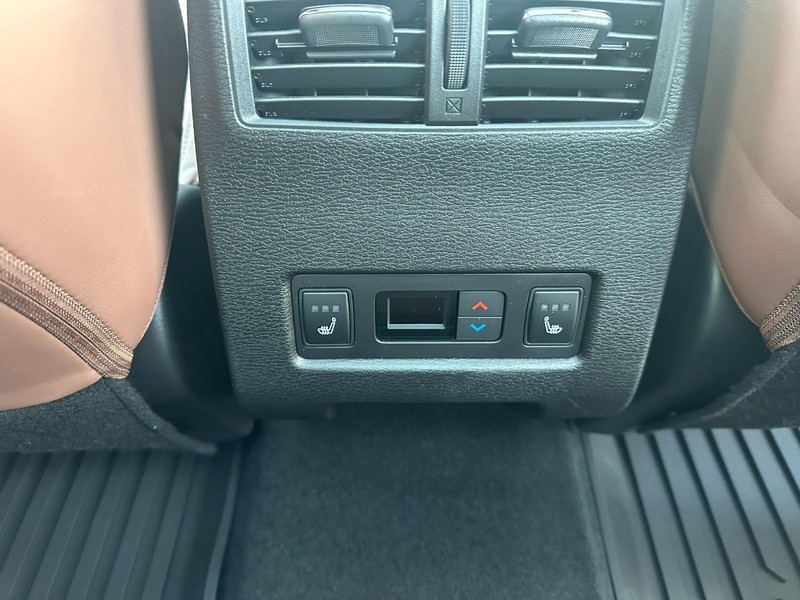 Mitsubishi Outlander Vehicle Full-screen Gallery Image 5