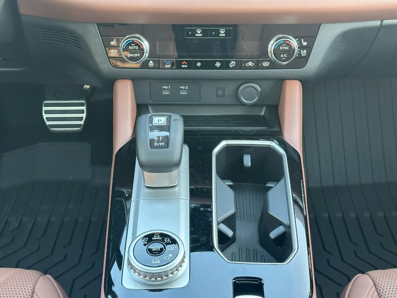 Mitsubishi Outlander Vehicle Full-screen Gallery Image 10