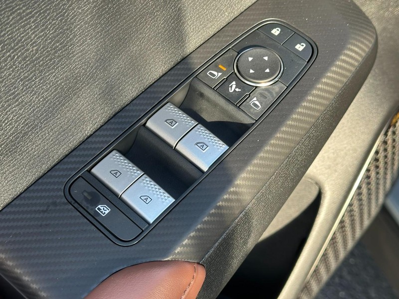 Mitsubishi Outlander Vehicle Full-screen Gallery Image 11