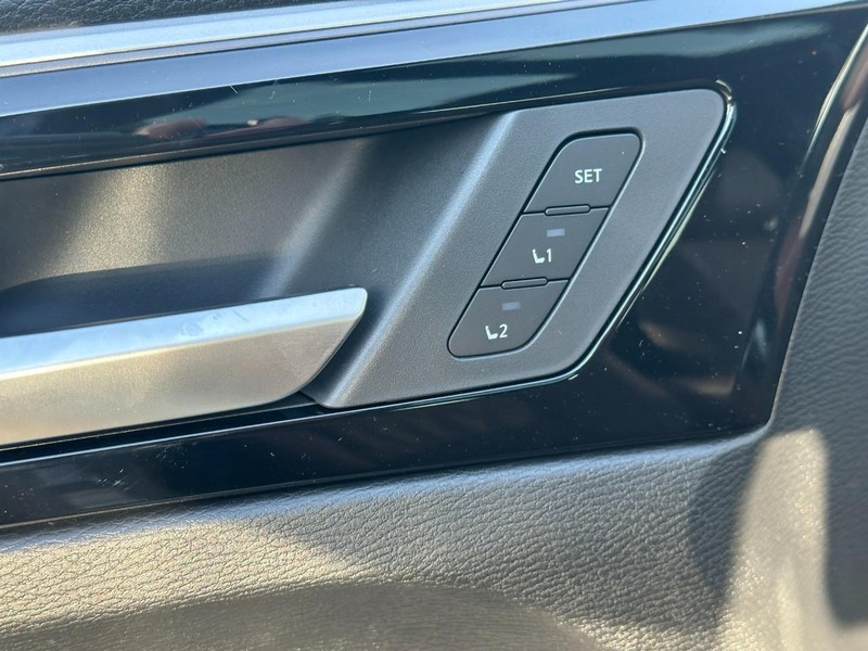 Mitsubishi Outlander Vehicle Full-screen Gallery Image 12